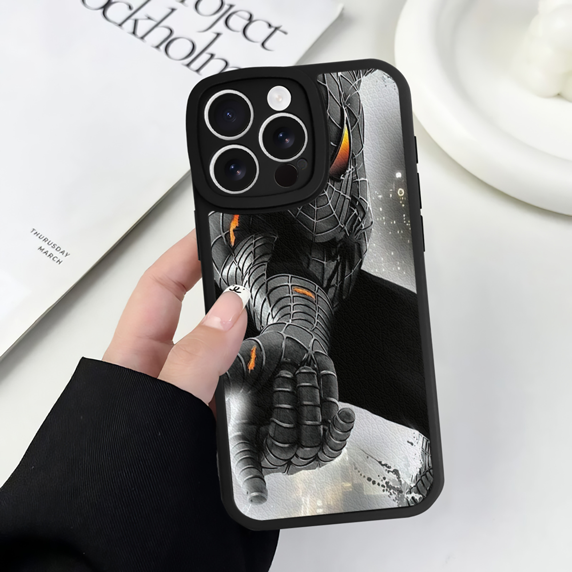 Spider Man スパイダーマン 【iPhone 16シリーズ対応】シリコンスマホケース（レザー調） 材質：シリコン